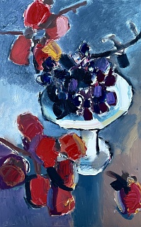 Хурма и белая ваза с виноградом